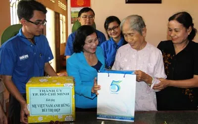 Mẹ Việt Nam anh hùng Bùi Thị Đẹp ở ấp Long Hòa vui mừng khi được Phó Bí thư Thành ủy TPHCM Nguyễn Thị Thu Hà đến thăm.