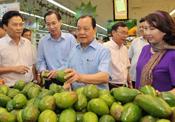 Bí thư Thành ủy Lê Thanh Hải thăm Co.opmart Phú Yên. Ảnh: Việt Dũng.