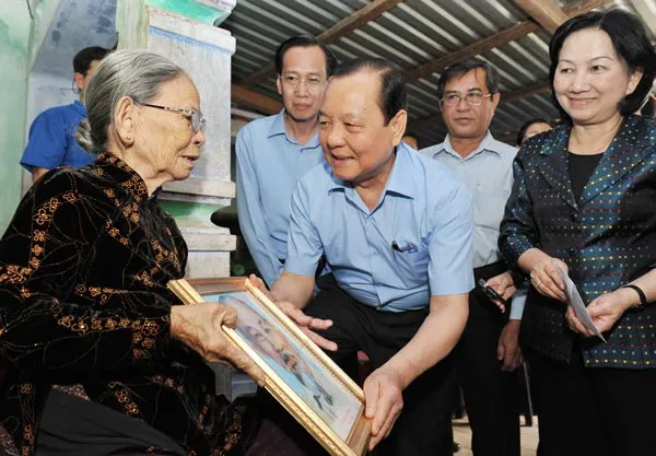 Bí thư Thành ủy Lê Thanh Hải tặng quà cho Mẹ VNAH Võ Thị Lòng. Ảnh Việt Dũng