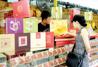 Bánh Trung thu bán tại một cửa hàng trên đường Hoàng Văn Thụ, quận Phú Nhuận. Ảnh: Cao Thăng