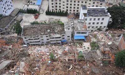 Những người sống sót sau động đất ở Vân Nam, đang chờ cứu trợ