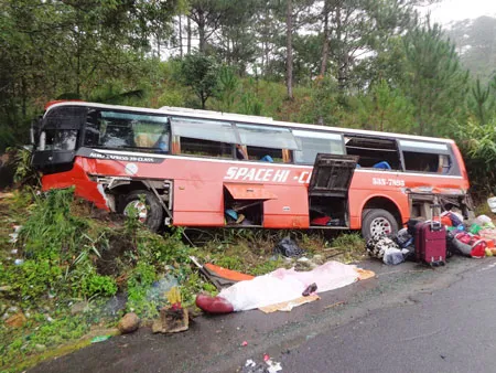 Đà Lạt: Xe khách tông vào vách núi, ít nhất 3 người chết, hàng chục người bị thương ảnh 2
