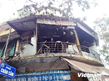 Tầng trêncủa căn nhà bị lửa thiêu rụi