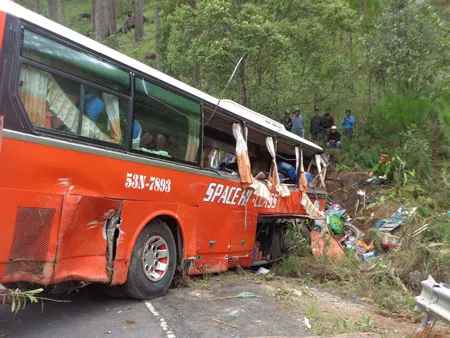 Đà Lạt: Xe khách tông vào vách núi, ít nhất 3 người chết, hàng chục người bị thương ảnh 3