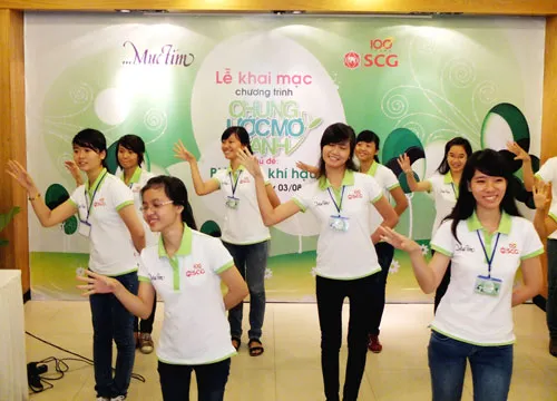 Màn múa khai mạc lễ khởi động của các đại sứ. Ảnh: Minh Kiệt
