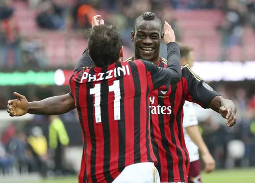 Pazzini ăn mừng chiến thắng với Balotelli mùa trước.