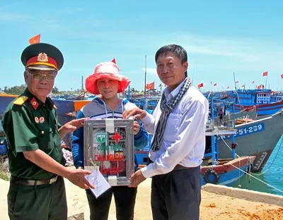Tủ thuốc y tế cùng ngư dân bám biển