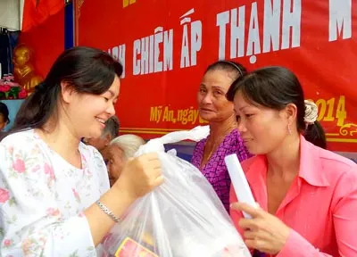 Khánh thành cầu Rạch Chiêm và tặng quà nông dân nghèo