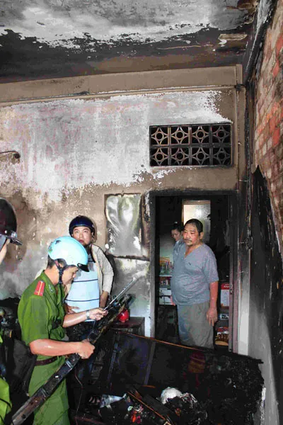 Công an đang kiểm tra tăng phô bóng điện dài 1,2m, nơi nghi phát ra lửa.