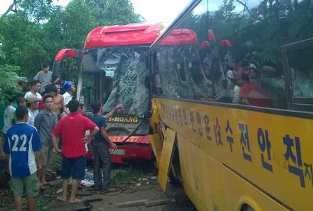 Hà Tĩnh: Hai xe khách đối đầu trên quốc lộ 8A