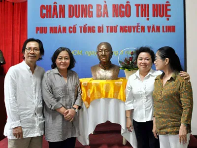 Tiếp nhận tượng bà Ngô Thị Huệ, phu nhân cố Tổng Bí thư Nguyễn Văn Linh