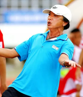 HLV Võ Quốc Ninh đã chỉ đạo các học trò đá gãy chân đối phương.