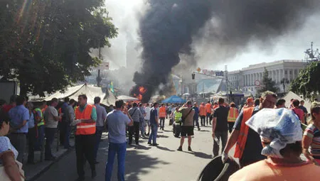 Ukraine: Quân đội đưa xe tăng hạng nặng vào thủ đô Kiev ảnh 2