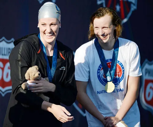 Katie Ledecky (phải) và Missy Franklin.