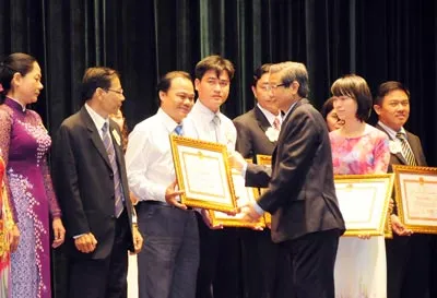 Phó Chủ tịch UBND TPHCM Hứa Ngọc Thuận tặng bằng khen các đơn vị có nhiều thành tích trong công tác phổ cập giáo dục mầm non cho trẻ 5 tuổi. ẢNH: MAI HẢI