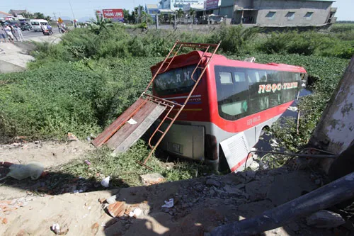 Quảng Nam: 6 người bị thương do xe khách lao xuống vực