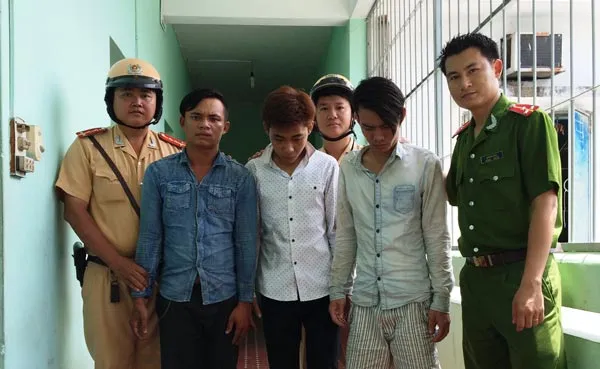 Cảnh sát giao thông bắt 3 đối tượng cướp điện thoại