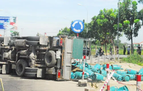 Thừa Thiên - Huế: Lật xe, hàng trăm bình ga tràn ra đường