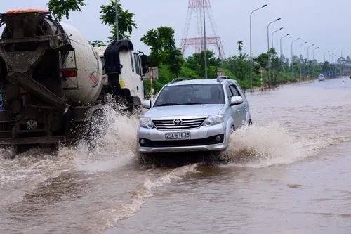 Hà Nội lại ngập sau cơn mưa kéo dài ảnh 3