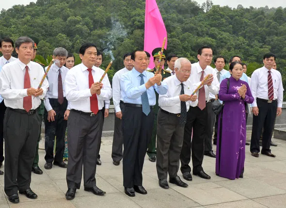 Đoàn đại biểu TPHCM dâng hương tại Đền thờ Chủ tịch Hồ Chí Minh - Pác Bó