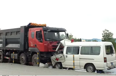 Quảng Trị: Xe cứu thương tông xe tải,1 người chết, 4 người bị thương