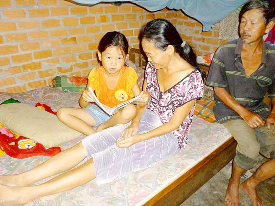 8 tuổi đã phải lo cha mẹ bệnh