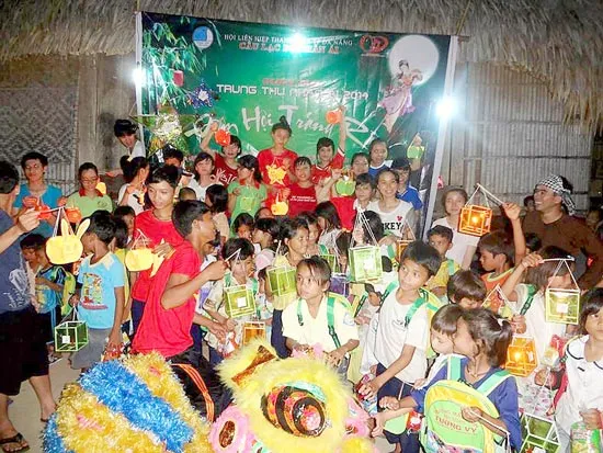 Trẻ em Cơ-tu vui Trung thu