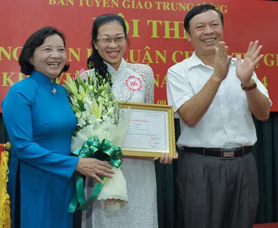 Hội thi Giảng viên Lý luận chính trị giỏi khu vực phía Nam: Bí thư Đảng ủy phường 12, quận 5 - TPHCM Lê Thị Loan đoạt giải Nhất