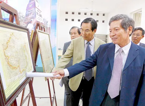 Chủ tịch “huyện không dân”