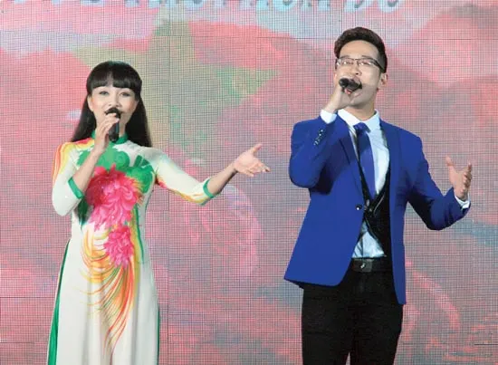 Hát về thời hoa đỏ