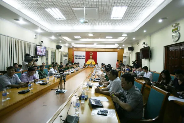 Tâm bão đi giữa Móng Cái và Bãi Cháy