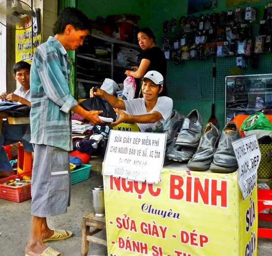 Giúp sửa giày dép miễn phí cho người nghèo