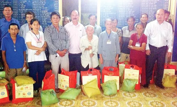 Hội Ái hữu nhà hàng TPHCM tặng quà nghệ sĩ neo đơn