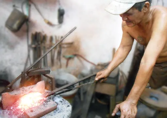 Nặng nợ với nghề rèn