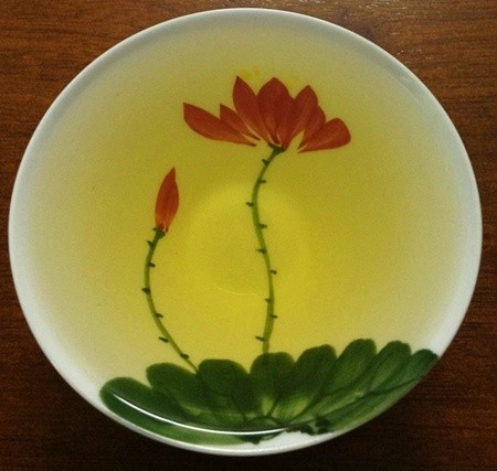 Picking time: A H'Mong ethnic woman in Son La Province's Ta Sua Commune picks young buds from hundred-year-old shan tuyet tea trees. The rare variety is grown in Yen Bai, Son La, Ha Giang, Cao Bang, Dien Bien and Hoa Binh provinces. — VNS Photo Pham Vu KhanhThe smooth blend of pedologic and weather conditions makes the brew one of the finest natural drinks found in the country. — VNS Photos Tuan Hoang