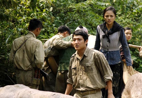A scene in the film "Song cung lich su" (Living with history ),
