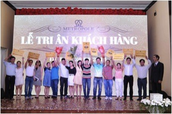 At the ceremony of thanks on 600 clients (Vi Vi photo)