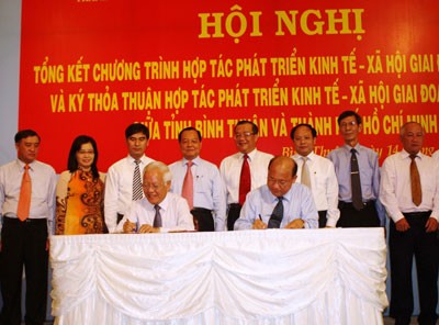 Chairman of the People’s Committee of Ho Chi Minh City, Le Hoang Quan (L) and his partner, Le Tien Phuong sign agreement on the cooperation and socioeconomic development for the period.2015-2020 (Photo: SGGP)
