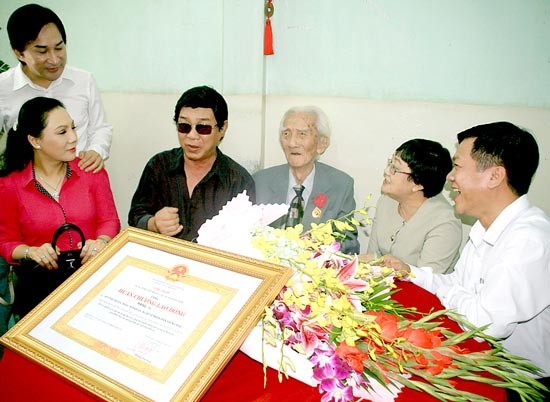 Cai Luong artists congratulated People's Artist Vien Chau (Photo:SGGP)