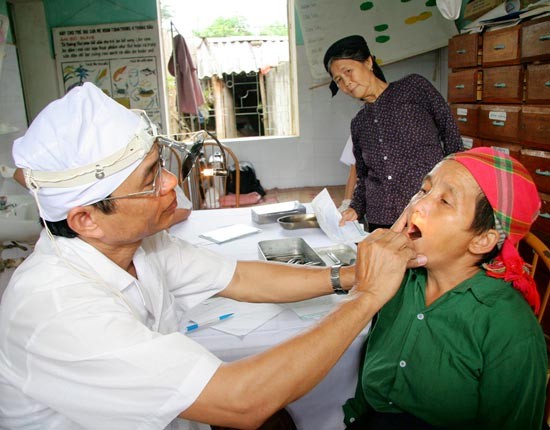 A doctor is examining a patient in a mountanious district in the North (Photo: SGGP)