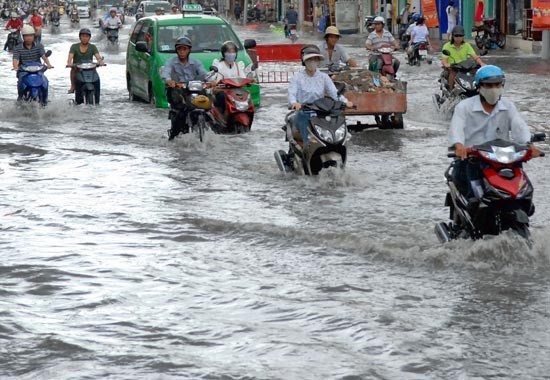 Many areas in Ho Chi Minh City are submerged after heavy rains (Photo : SGGP)