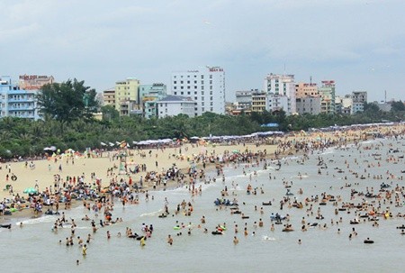 Sam Son beach, one of the major tourism sites in the north-central province of Thanh Hoa. The province will upgrade transportation infrastructure and accommodations to prepare for hosting the national tourism year in 2015. — VNA/VNS Photo Quang Quyet