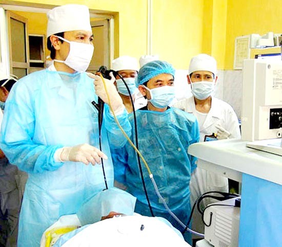 Medical workers are performing a minimally invasive non-surgical procedure to insert an ‘endobronchial valves’- which can significantly improve lung function measures and quality of life for patients with emphysema and chronic obstructive pulmonary disease (Photo: SGGP)