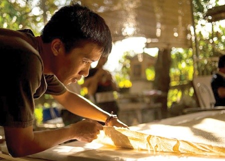 Artisan Tran Quang Thang works on a truc chi painting at Truc Chi Garden in Hue. — VNS Photo Le Huy Hoang Hai