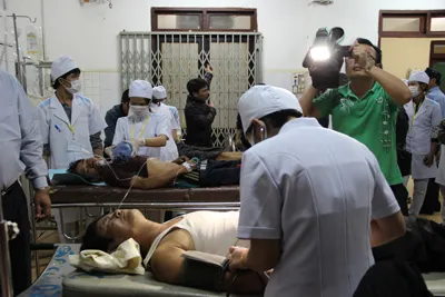 Đắk Lắk: Xe khách đâm xe gắn máy và lật nhào, 12 người thương vong