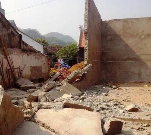 Dỡ nhà, 2 người bị tường đè chết