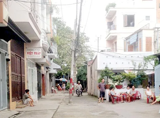 Trụ điện giữa hẻm