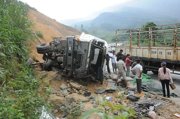 Kon Tum: Lật xe tại khu vực đèo Lò Xo, 4 người bị  thương