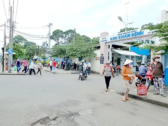 Cổng bệnh viện đã sạch đẹp hơn