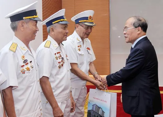 Chủ tịch Quốc hội Nguyễn Sinh Hùng tiếp các cựu chiến binh Đoàn tàu không số